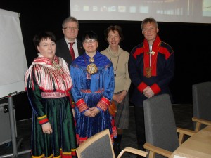 Representanter för samerna, en representant för majoriteten och en representant för Åland i samma hus